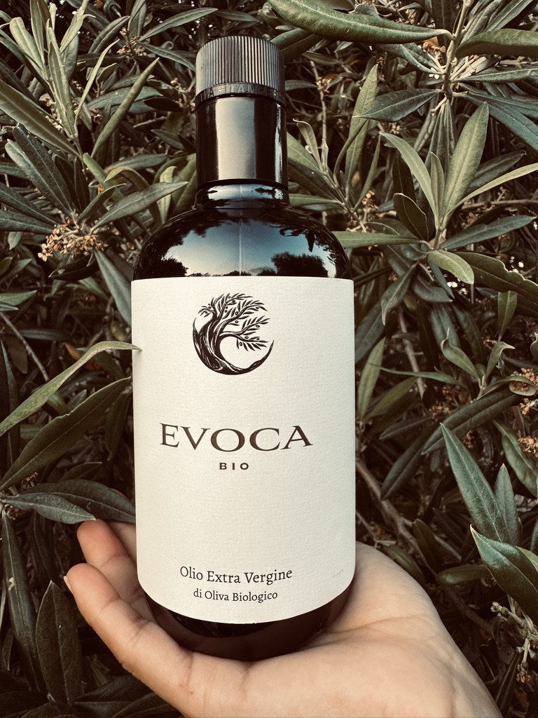 Bottiglia di olio extra vergine di oliva EVOCA su pietra chiara
